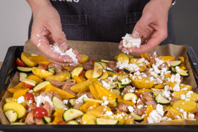 Ofengemüse mit Hähnchen mit Feta bedecken