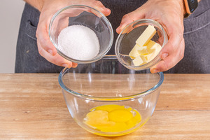 Eier, Zucker und Butter aufschlagen