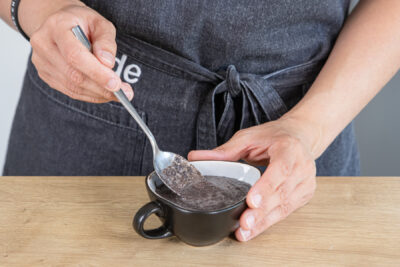 Teig in die Tasse füllen