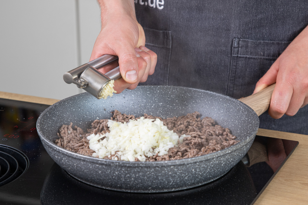 Gefüllte Paprikaschoten mit Reis und Hackfleisch im Backofen