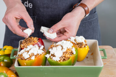 Gefüllte Paprikaschoten mit Feta toppen