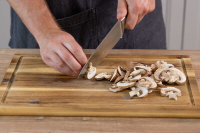 Die Champignons in feine Streifen schneiden.