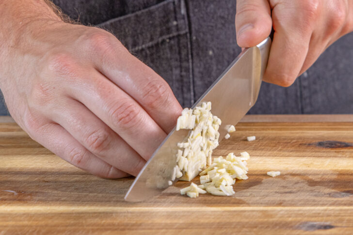 Knoblauch würfeln