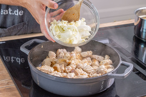 Zwiebel dazugeben