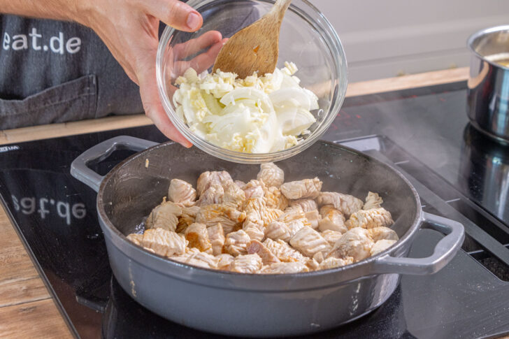 Zwiebel dazugeben