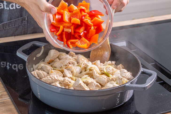 Paprika in den Bräter geben