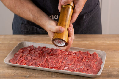 Das Fleisch mit Salz & Pfeffer würzen.
