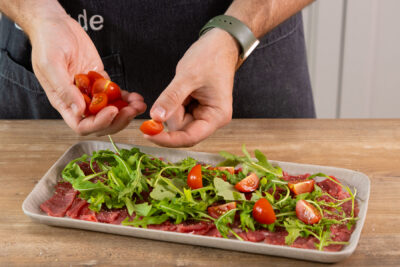 Die Tomaten, waschen und halbieren. 