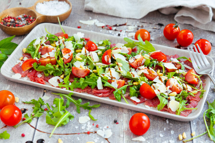 Rindercarpaccio mit Rucola.