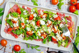 Rindercarpaccio mit Rucola.