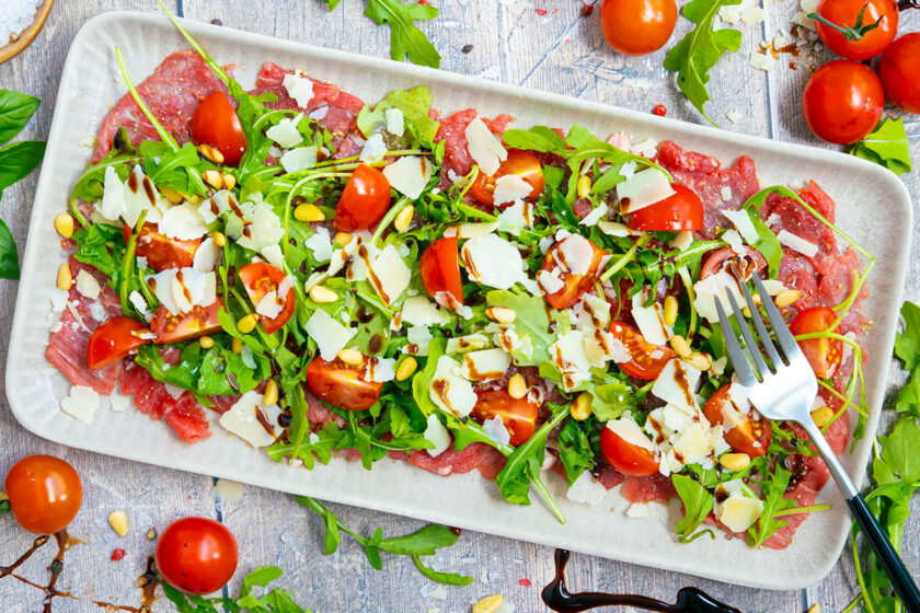 Rindercarpaccio mit Rucola.