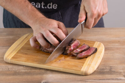 Rinderhüftsteak schneiden.