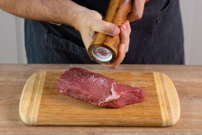 Rinderhüftsteak würzen.