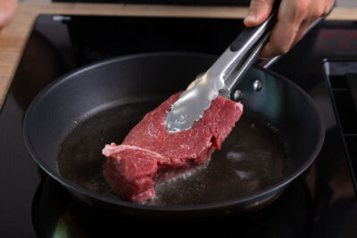 Rinderhüftsteak anbraten.