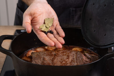Lorbeer und Wachholder zum Rinderbraten geben