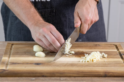 Knoblauch fein hacken