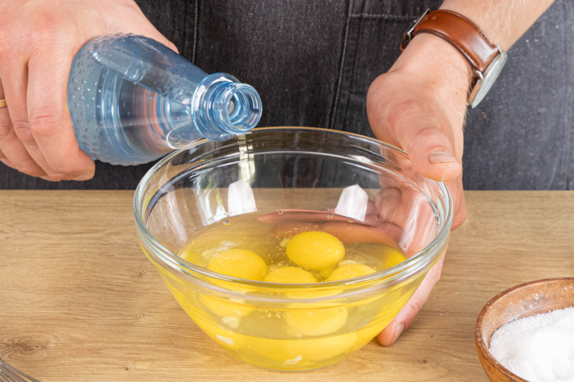 Eier mit Gewürzen und Mineralwasser verquirlen