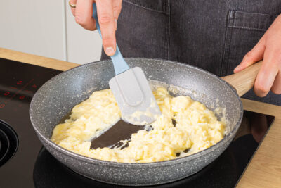 Rührei ohne Milch in der Pfanne anbraten