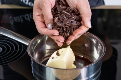 Schokolade mit Butter schmelzen