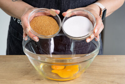 Eier mit Zucker mischen