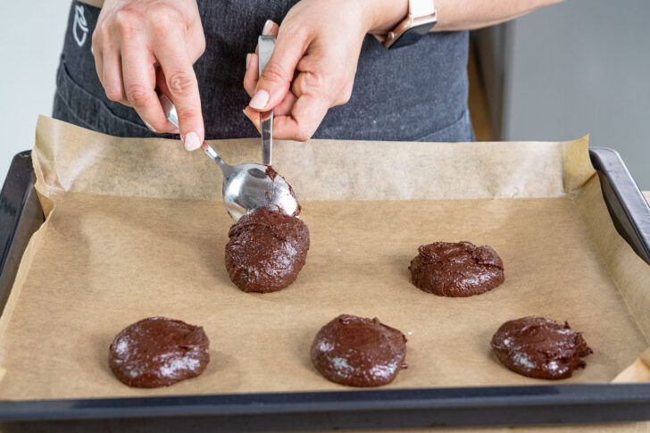 saftige Brownie-Kekse aufs Blech streichen