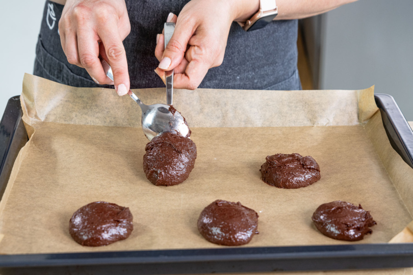 saftige Brownie-Kekse aufs Blech streichen