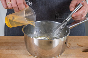 Öl zum Salatdressing gießen