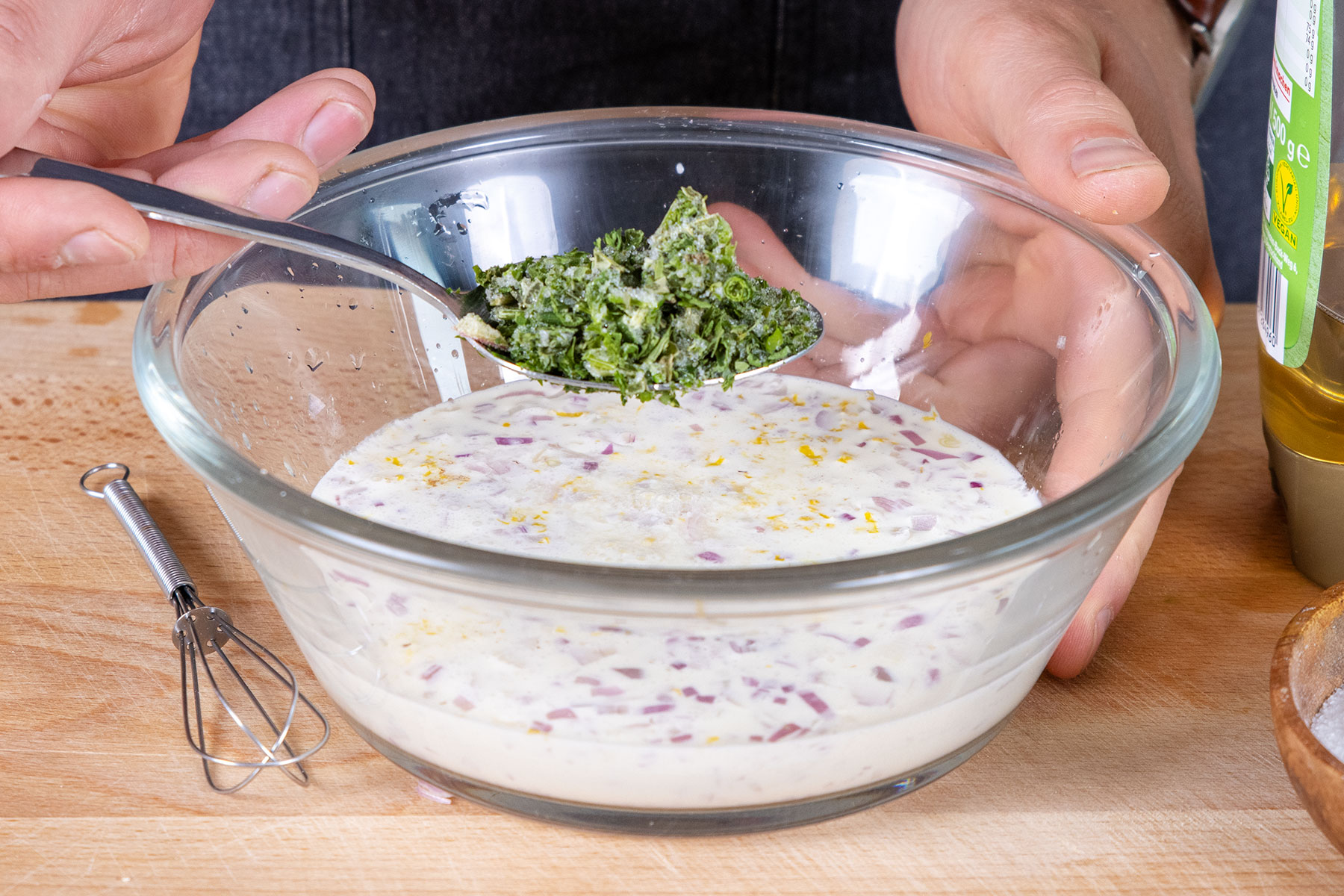 T-K-Kräuter-Mix zur Salatsoße geben
