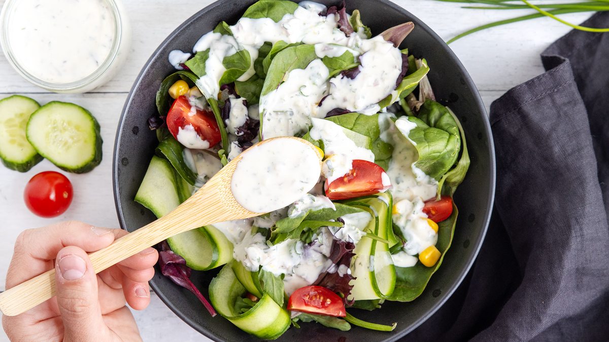 Salatsoße mit Sahne | Rezept - eat.de