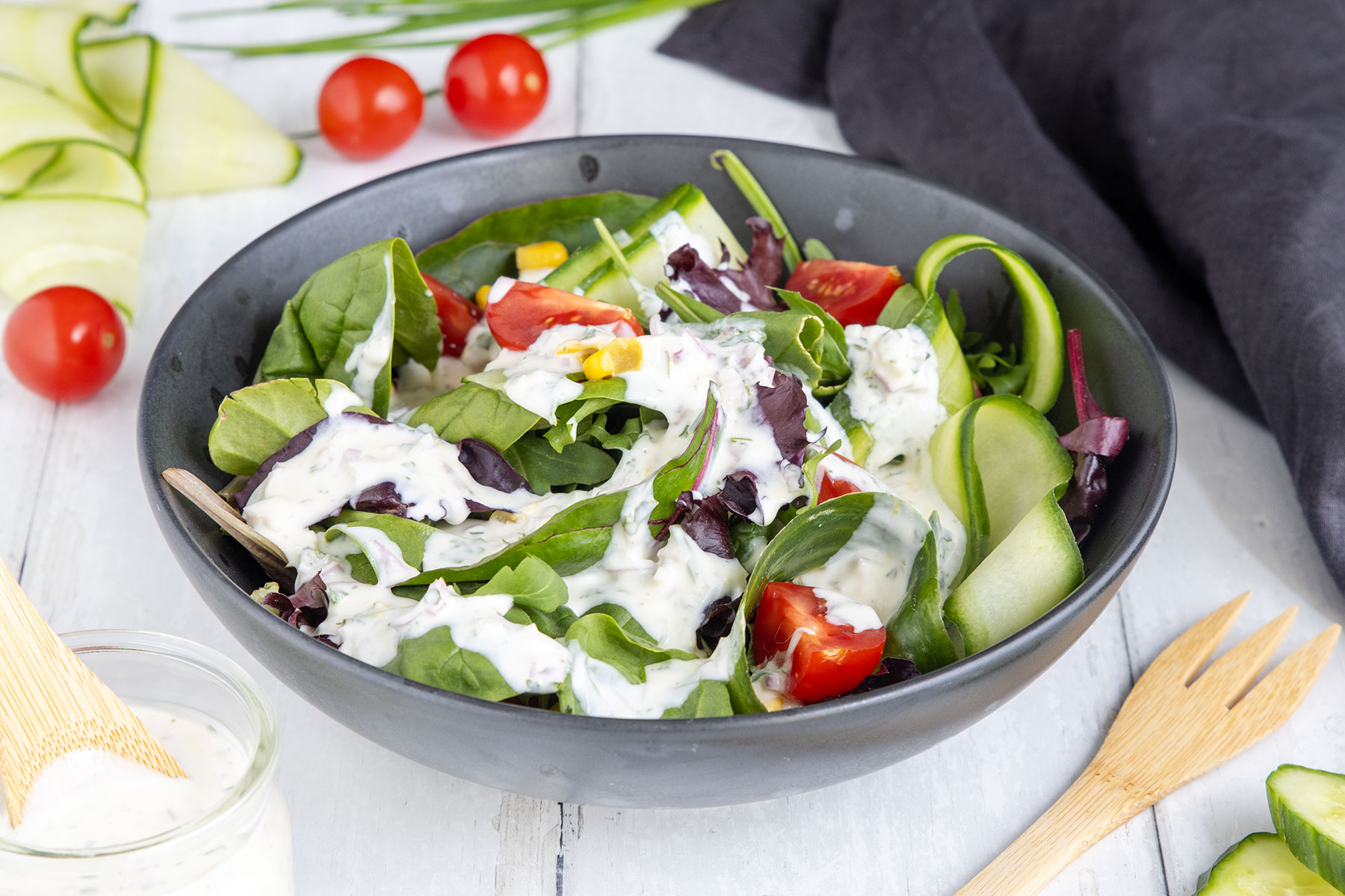 Salatsoße mit Sahne auf Salat