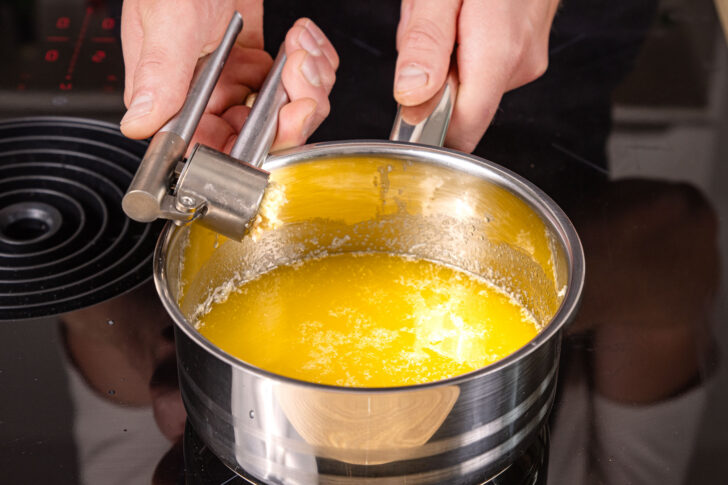 Knoblauch zur Butter geben