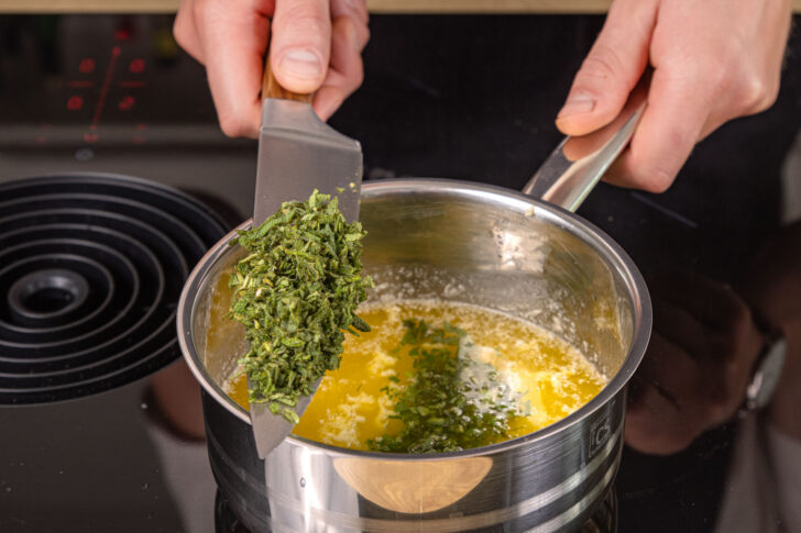 Salbei in Butter geben