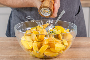 Schnelle Rosmarinkartoffeln würzen