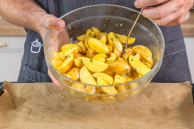 Schnelle Rosmarinkartoffeln auf das Blech geben