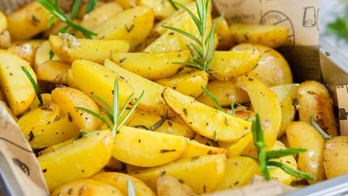 Schnelle Rosmarinkartoffeln vom Blech | Rezept - eat.de