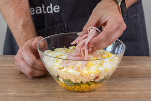 Schinken im Schichtsalat verteilen