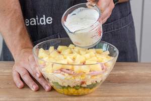 Dressing über DDR-Schichtsalat gießen