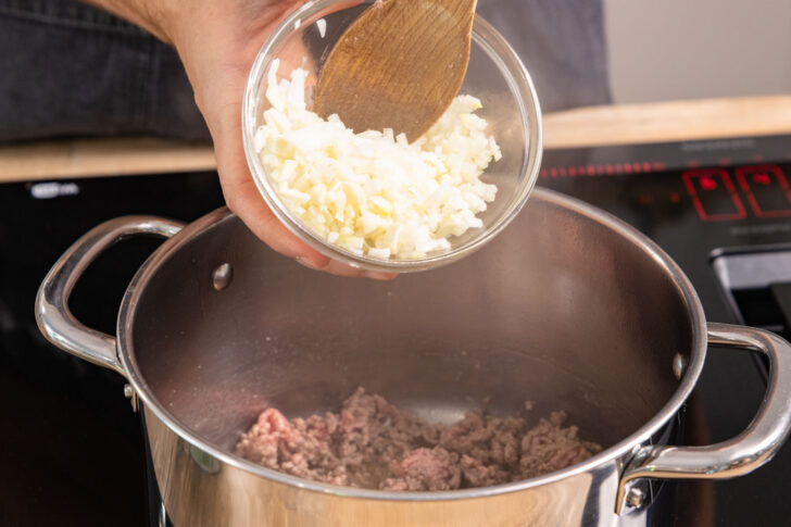 Zwiebel & Knoblauch zu Hackfleisch geben