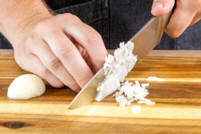 Zwiebel in feine Würfel schneiden