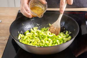 Gemüsebrühe zu den Gurken gießen