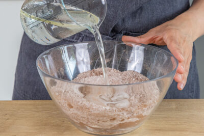 Öl und Wasser in die Schüssel gießen
