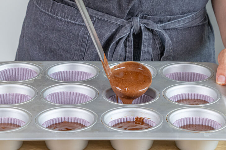 Teig in die Muffinsförmchen gießen