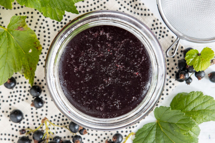 schwarze Johannisbeermarmelade ohne Kerne