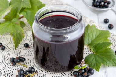 schwarze Johannisbeermarmelade ohne Kerne
