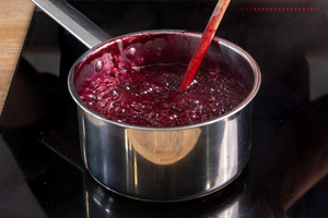 schwarze Johannisbeermarmelade ohne Kerne kochen
