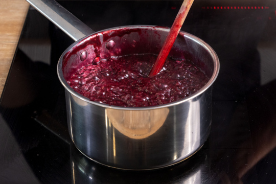 schwarze Johannisbeermarmelade ohne Kerne kochen