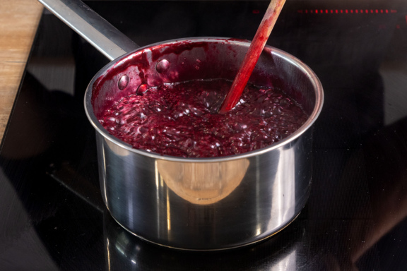 Schwarze Johannisbeermarmelade ohne Kerne