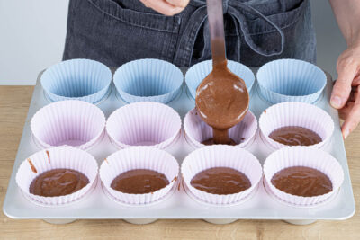 Teig in die Muffinförmchen füllen