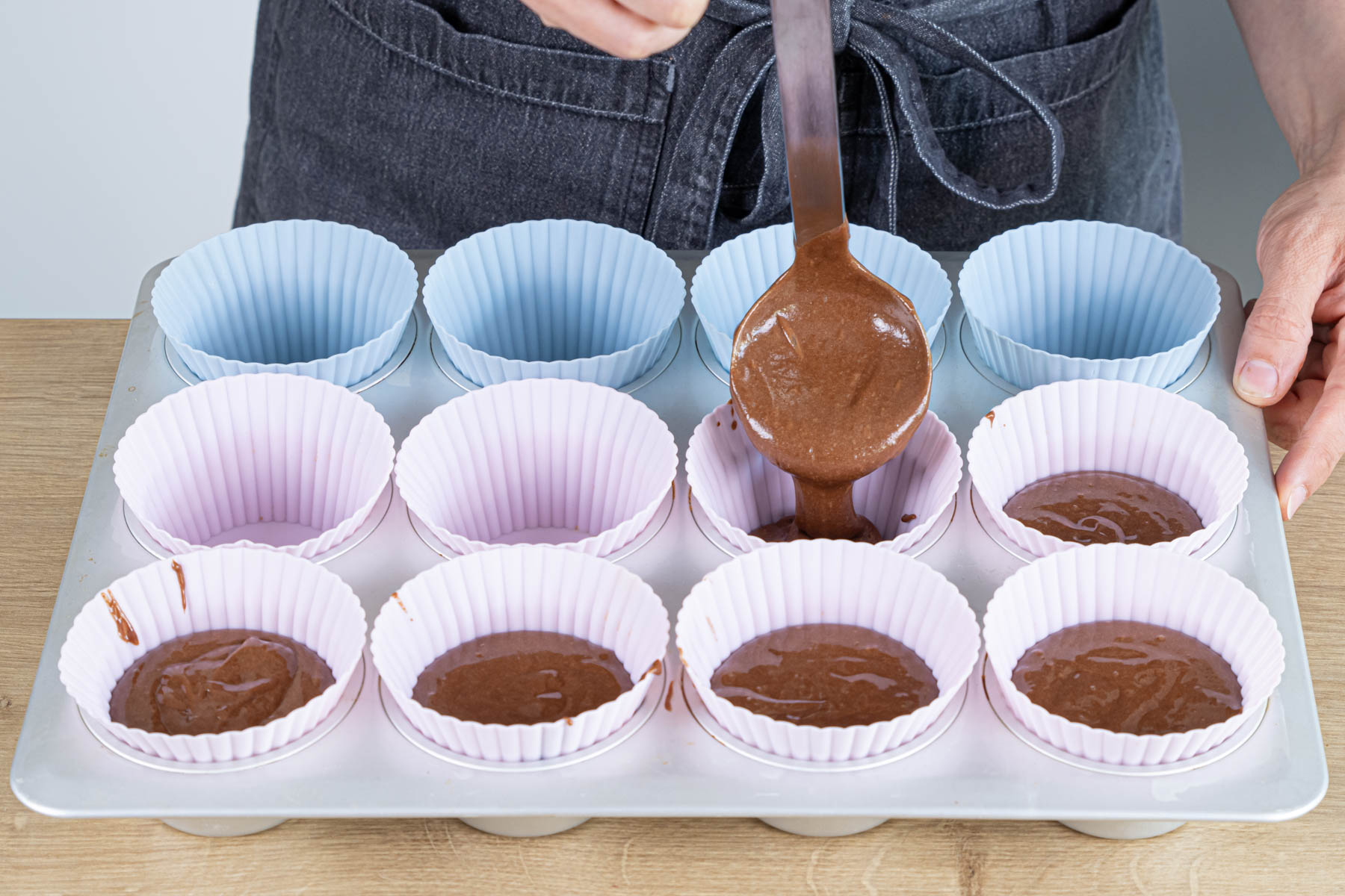 Teig in die Muffinförmchen füllen