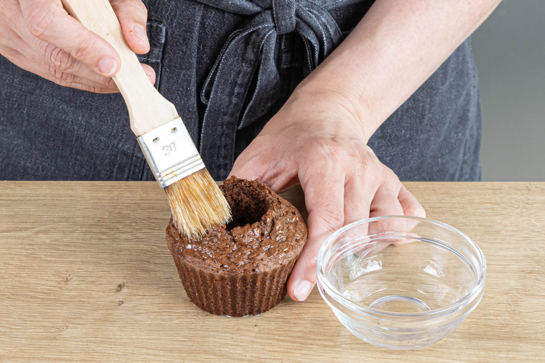 Schwarzwälder-Kirsch-Muffin mit Kirschwasser bestreichen